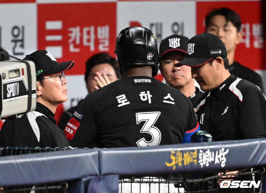 19일 오후 서울 고척스카이돔에서 2025 신한 SOL Bank KBO리그 키움 히어로즈와 KT 위즈의 경기가 열렸다.키움은 김선기, KT 소형준을 선발 투수로 내세웠다.1회초 무사에서 KT 로하스가 좌월 솔로 홈런을 치고 더그아웃에서 환호하고 있다. 2025.04.19 /sunday@osen.co.kr