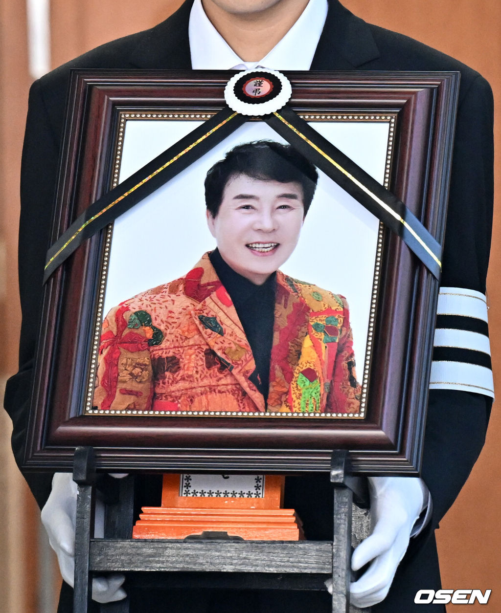 고(故) 송대관의 발인이 9일 오전 11시 서울대학병원 장례식장에서 엄수됐다.송대관은 지난 7일 오전 10시 병원에서 갑작스러운 심장마비로 사망했다. 향년 78세. 고(故) 송대관의 발인이 엄수된 가운데 영정사진이 운구차량으로 옮겨지고 있다. 2025.02.09 /cej@osen.co.kr