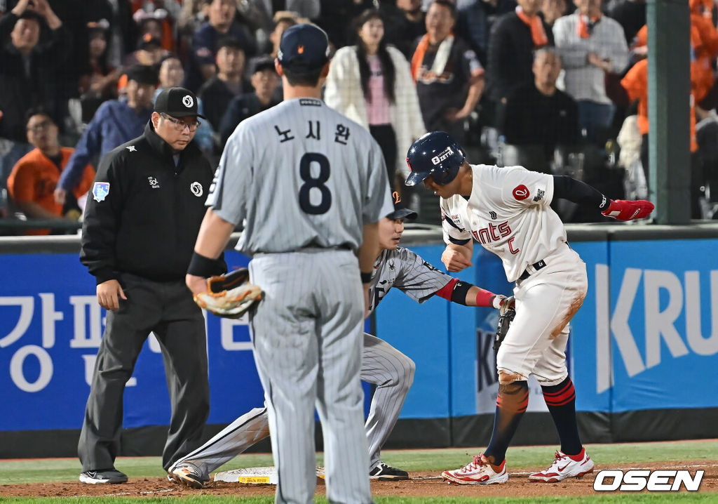 24일 부산 사직야구장에서 2025 신한 SOL 뱅크 KBO 리그 롯데 자이언츠와 한화 이글스의 경기가 열렸다. 홈팀 롯데는 박세웅, 방문팀 한화는 류현진이 선발 출전했다.롯데 자이언츠 전준우가 8회말 1사 1,3루 정보근의 좌익수 플라이 아웃때 송구 실책이 나오자 2루를 돌아 3루가지 쇄도 했으나 아웃되고 있다. 2025.04.24 / foto0307@osen.co.kr