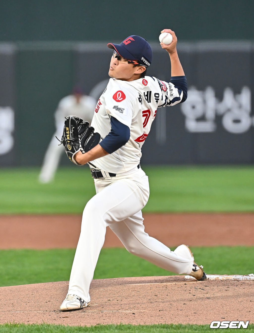 24일 부산 사직야구장에서 2025 신한 SOL 뱅크 KBO 리그 롯데 자이언츠와 한화 이글스의 경기가 열렸다. 홈팀 롯데는 박세웅, 방문팀 한화는 류현진이 선발 출전했다.롯데 자이언츠 선발 투수 박세웅이 역투하고 있다. 2025.04.24 / foto0307@osen.co.kr