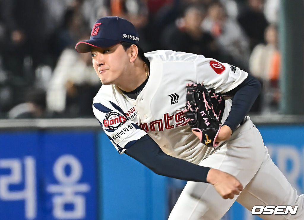 24일 부산 사직야구장에서 2025 신한 SOL 뱅크 KBO 리그 롯데 자이언츠와 한화 이글스의 경기가 열렸다. 홈팀 롯데는 박세웅, 방문팀 한화는 류현진이 선발 출전했다.롯데 자이언츠 김원중이 역투하고 있다. 2025.04.24 /