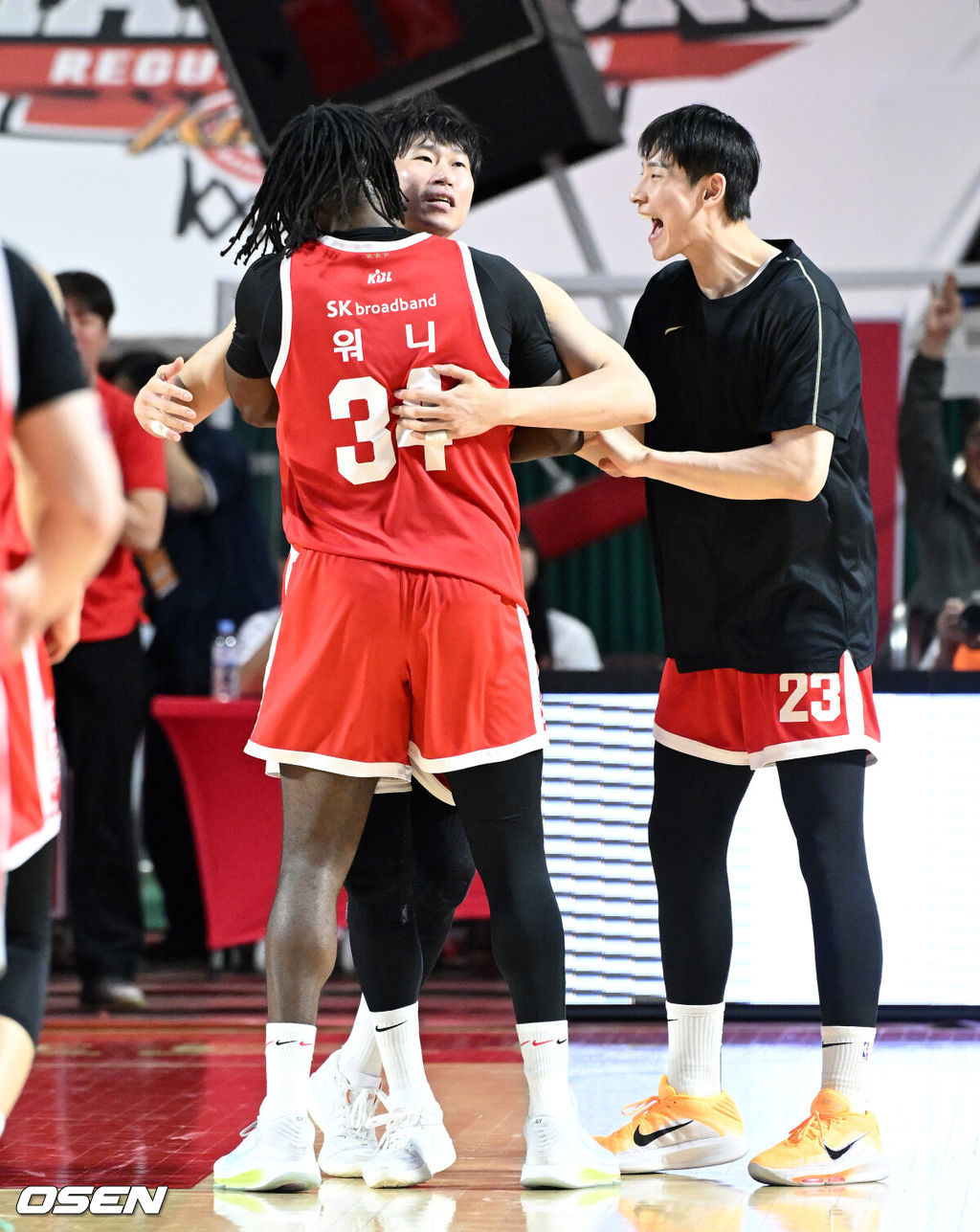 25일 오후 서울 잠실학생체육관에서 2024~2025시즌 KCC 프로농구 4강 PO(5전3승제) 2차전 서울 SK와 수원 KT의 경기가 열렸다. 정규리그에서 KT에 5승 1패로 강했던 SK가 1차전에서 65-61로 승리했다.4강 PO 1차전 승리 팀은 54회 중 42회(77.8%) 챔피언결정전에 진출했다.3쿼터 SK 오세근이 연속 3점슛을 성공시키고 동료들과 환호하고 있다. 2025.04.25 /sunday@osen.co.kr