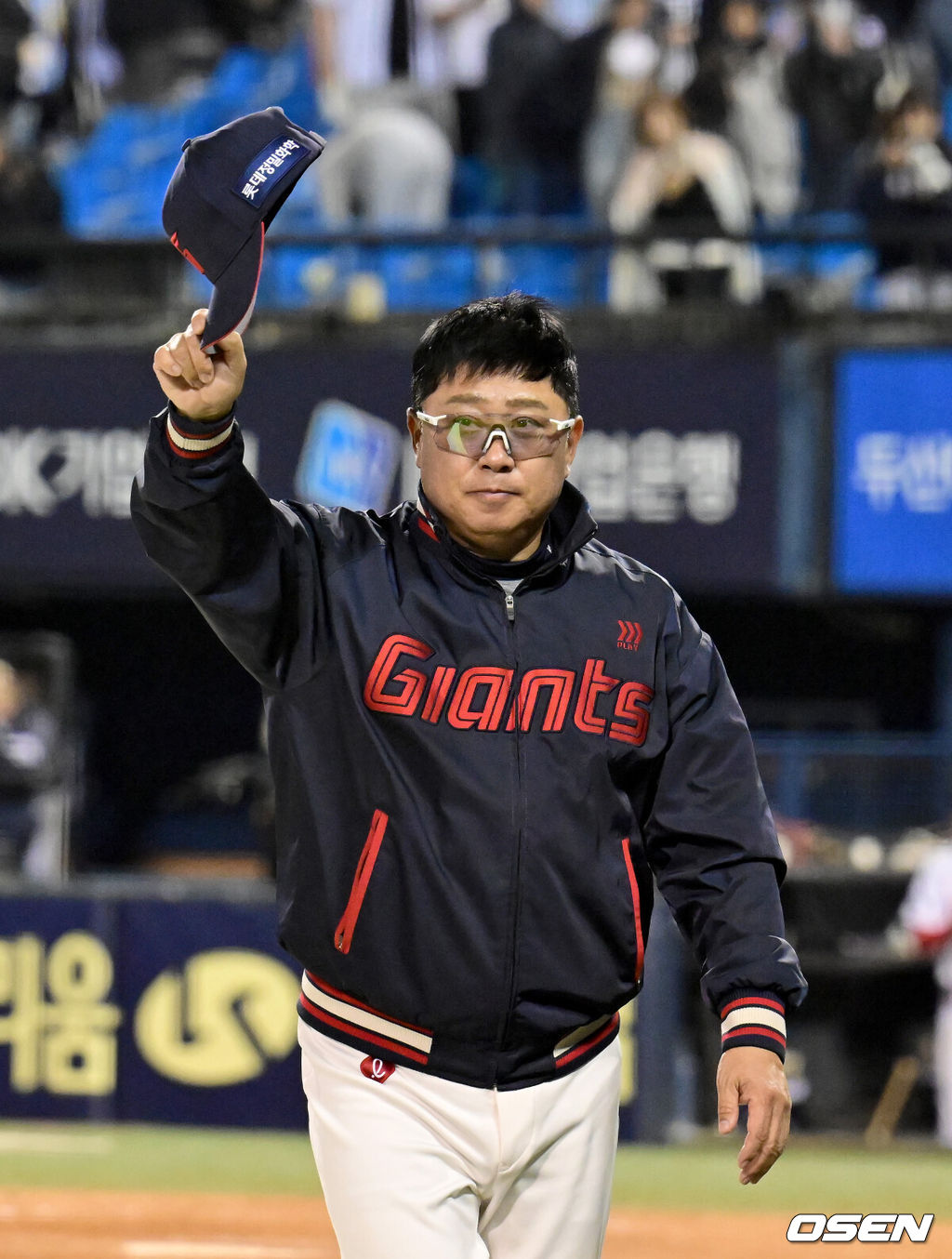 롯데 자이언츠가 신동빈 회장의 깜짝 응원에 힘입어 두산을 완파하고 다시 연승 가도에 올라섰다. 프로야구 롯데 자이언츠는 25일 서울 잠실구장에서 열린 2025 신한 SOL뱅크 KBO리그 두산 베어스와의 시즌 4차전에서 8-2 완승을 거뒀다. 경기 종료 후 두산 김태형 감독이 관중에게 인사하고 있다. 2025.04.25/ ksl0919@osen.co.kr