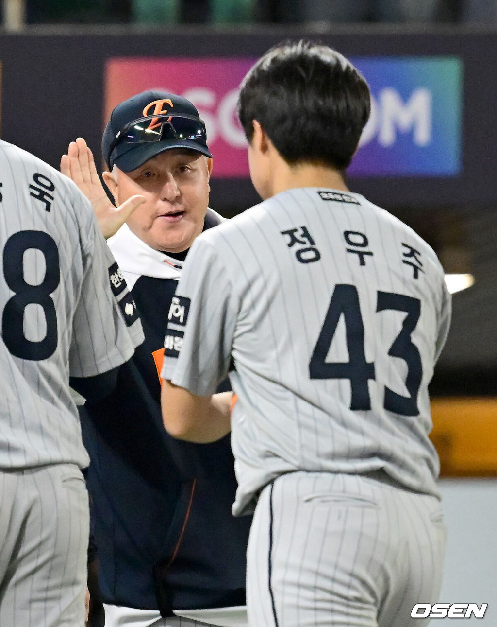 한화 김경문 감독이 정우주와 승리 하이파이브를 하고 있다. 2025.04.17 / ksl0919@osen.co.kr
