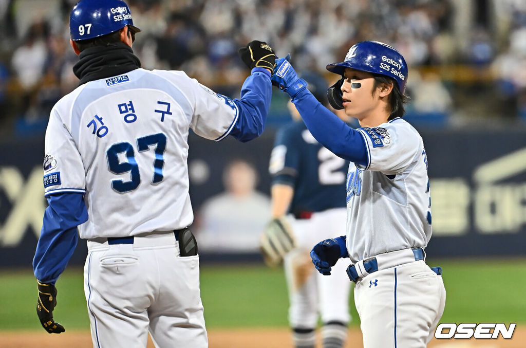 25일 대구삼성라이온즈파크에서 2025 신한 SOL 뱅크 KBO 리그 삼성 라이온즈와 NC 다이노스의 경기가 열렸다. 홈팀 삼성은 김대호가, 방문팀 NC는 목지훈이 선발 출전했다. 삼성 라이온즈 김성윤이 4회말 1사 2루 중견수 앞 역전 1타점 안타를 치고 하이파이브를 하고 있다. 2025.04.25 / foto0307@osen.co.kr