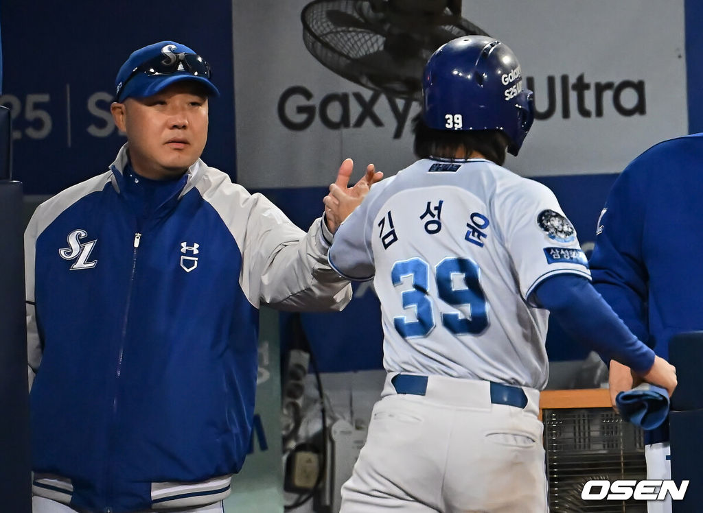 25일 대구삼성라이온즈파크에서 2025 신한 SOL 뱅크 KBO 리그 삼성 라이온즈와 NC 다이노스의 경기가 열렸다. 홈팀 삼성은 김대호가, 방문팀 NC는 목지훈이 선발 출전했다. 삼성 라이온즈 박진만 감독이 4회말 역전 안타를 친 김성윤과 하아파이브를 하고 있다. 2025.04.25 / foto0307@osen.co.kr