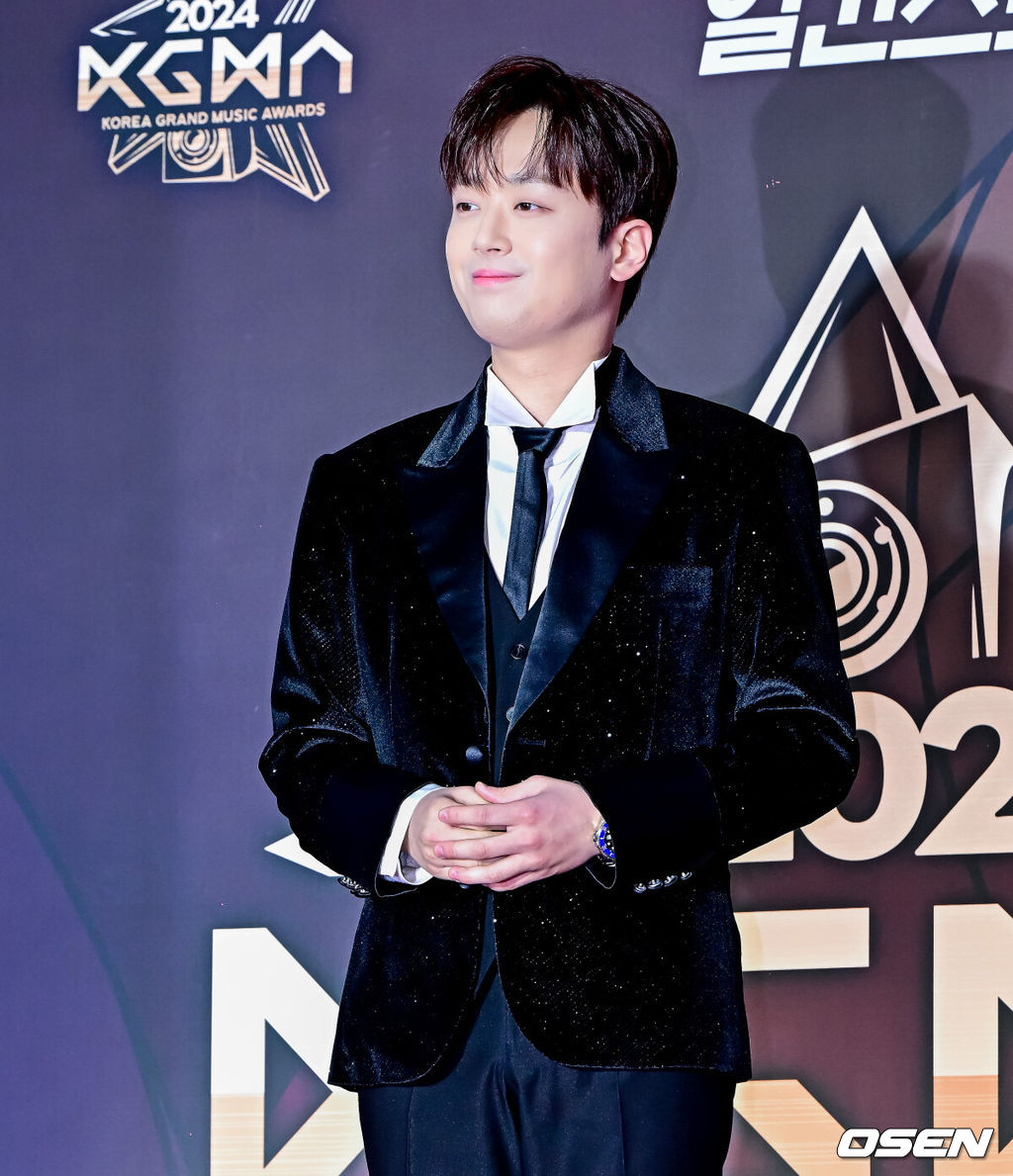 17일 오후 인천 중구 운서동 인스파이어 아레나에서 '제1회 코리아 그랜드 뮤직 어워즈(2024 KGMA)'가 열렸다.'2024 KGMA'는 새로운 K팝 축제를 표방하는 시상식으로 배우 남지현과 뉴진스 하니, 에스파 윈터가 MC로 호흡을 맞춘다.가수 이찬원이 포즈를 취하고 있다. 2024.11.17 / jpnews@osen.co.kr