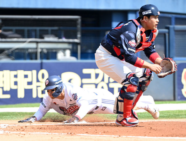 26일 오후 서울 잠실야구장에서 2025 신한 SOL Bank KBO리그 두산 베어스와 롯데 자이언츠의 경기가 열렸다.두산은 잭로그, 롯데는 나균안을 선발 투수로 내세웠다.2회말 1사 2루에서 두산 오명진의 적시타 때 2루주자 강승호가 득점을 하고 있다. 2025.04.26 /sunday@osen.co.kr