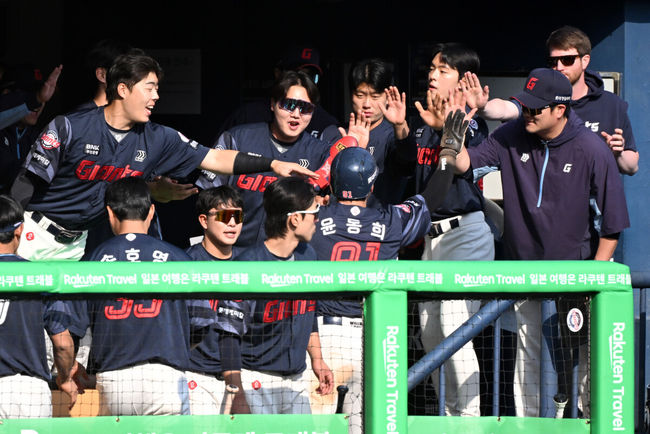 26일 오후 서울 잠실야구장에서 2025 신한 SOL Bank KBO리그 두산 베어스와 롯데 자이언츠의 경기가 열렸다.두산은 잭로그, 롯데는 나균안을 선발 투수로 내세웠다.8회초 무사 2루에서 롯데 레이예스의 좌중간 적시 2루타 때 홈을 밟은 2루주자 윤동희가 더그아웃에서 환호하고 있다. 2025.04.26 /sunday@osen.co.kr