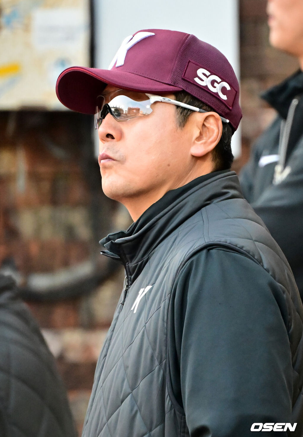 25일 오후 인천 SSG랜더스필드에서 ‘2025 신한 SOL Bank KBO리그’ SSG 랜더스와 키움 히어로즈의 경기가 열렸다.이날 홈팀 SSG는 박종훈, 원정팀 키움은 김선기를 선발로 내세웠다.키움 홍원기 감독이 덕아웃에서 경기를 주시하고 있다. 2025.04.25 / rumi@osen.co.kr