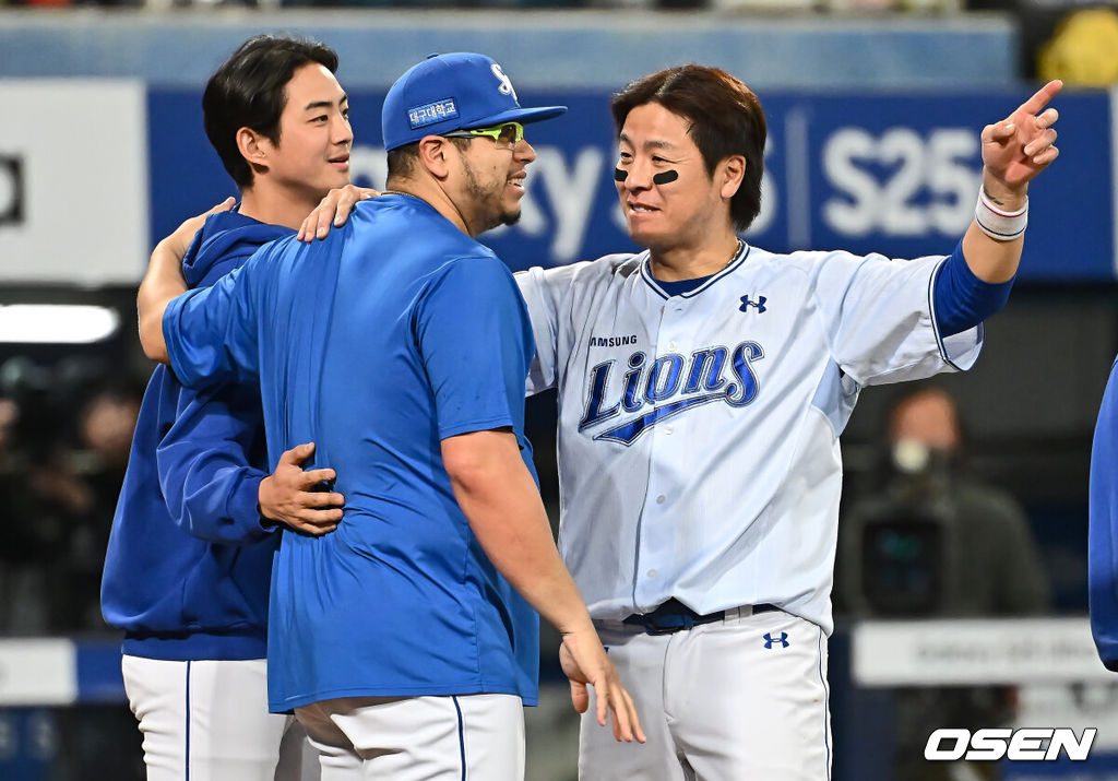 26일 대구삼성라이온즈파크에서 2025 신한 SOL 뱅크 KBO 리그 삼성 라이온즈와 NC 다이노스의 경기가 열렸다. 홈팀 삼성은 후라도가, 방문팀 NC는 이용찬이 선발 출전했다. 삼성 라이온즈 후라도가 NC 다이노스에 9-1로 승리한 후 구자욱, 강민호의 축하를 받고 있다. 2025.04.26 / foto0307@osen.co.kr