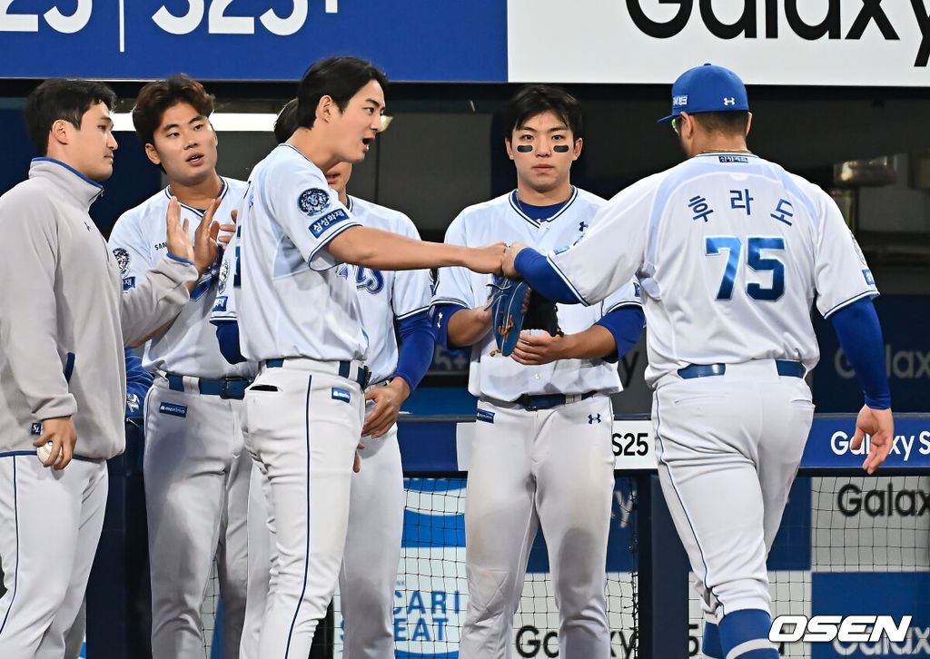 26일 대구삼성라이온즈파크에서 2025 신한 SOL 뱅크 KBO 리그 삼성 라이온즈와 NC 다이노스의 경기가 열렸다. 홈팀 삼성은 후라도가, 방문팀 NC는 이용찬이 선발 출전했다. 삼성 라이온즈 후라도가 6회초 수비를 마치고 구자욱과 하이파이브를 하고 있다. 2025.04.26 / foto0307@osen.co.kr