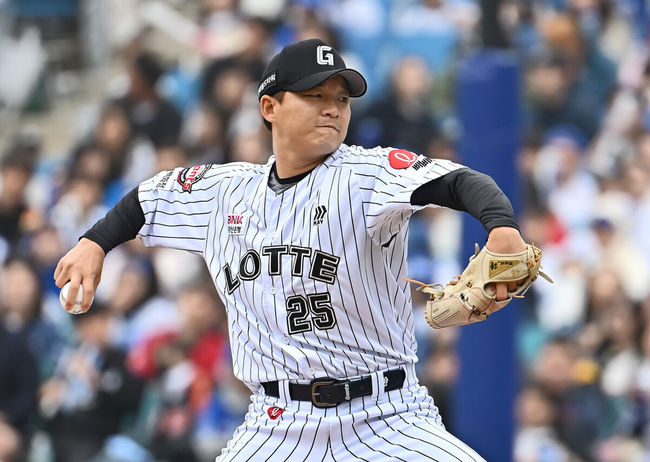 20일 대구삼성라이온즈파크에서 2025 신한 SOL 뱅크 KBO 리그 삼성 라이온즈와 롯데 자이언츠의 경기가 열렸다. 홈팀 삼성은 후라도가, 방문팀 롯데는 나균안이 선발 출전했다. 롯데 자이언츠 박시영이 역투하고 있다. 2025.04.20 / foto0307@osen.co.kr