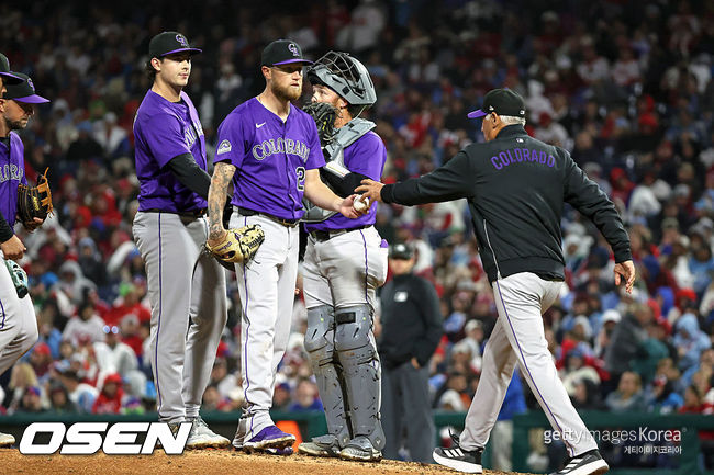 [사진] 콜로라도 버드 블랙 감독이 투수 카일 프리랜드를 교체하고 있다. ⓒGettyimages(무단전재 및 재배포 금지)