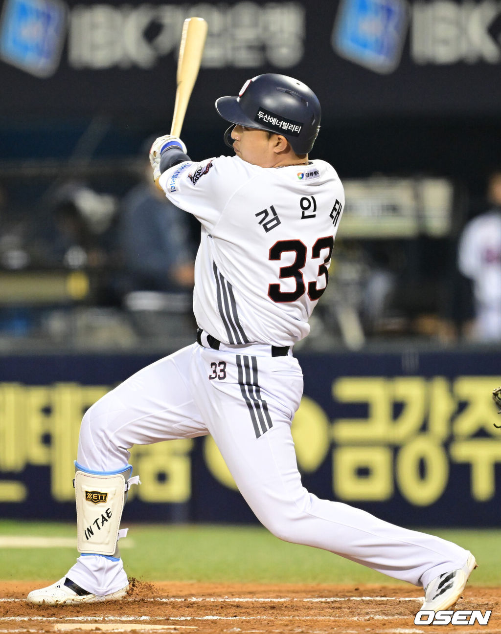 18일 오후 서울 잠실야구장에서 2025 신한 SOL Bank KBO리그 두산 베어스와 KIA 타이거즈의 경기가 열린다.이날 두산은 콜어빈, KIA는 윤영철을 선발로 예고했다.6회말 1사 3루 두산 김인태가 1타점 적시 2루타를 날리고 있다. 2025.04.18 / ksl0919@osen.co.kr