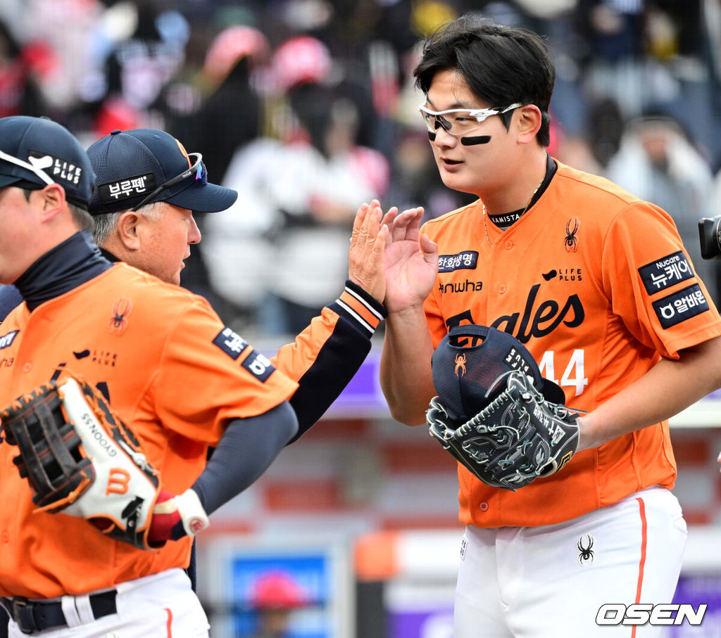 9회초 마운드에 올라 경기를 마무리 지은 한화 김서현이 김경문 감독과 인사를 나누고 있다. 2025.03.29 / dreamer@osen.co.kr