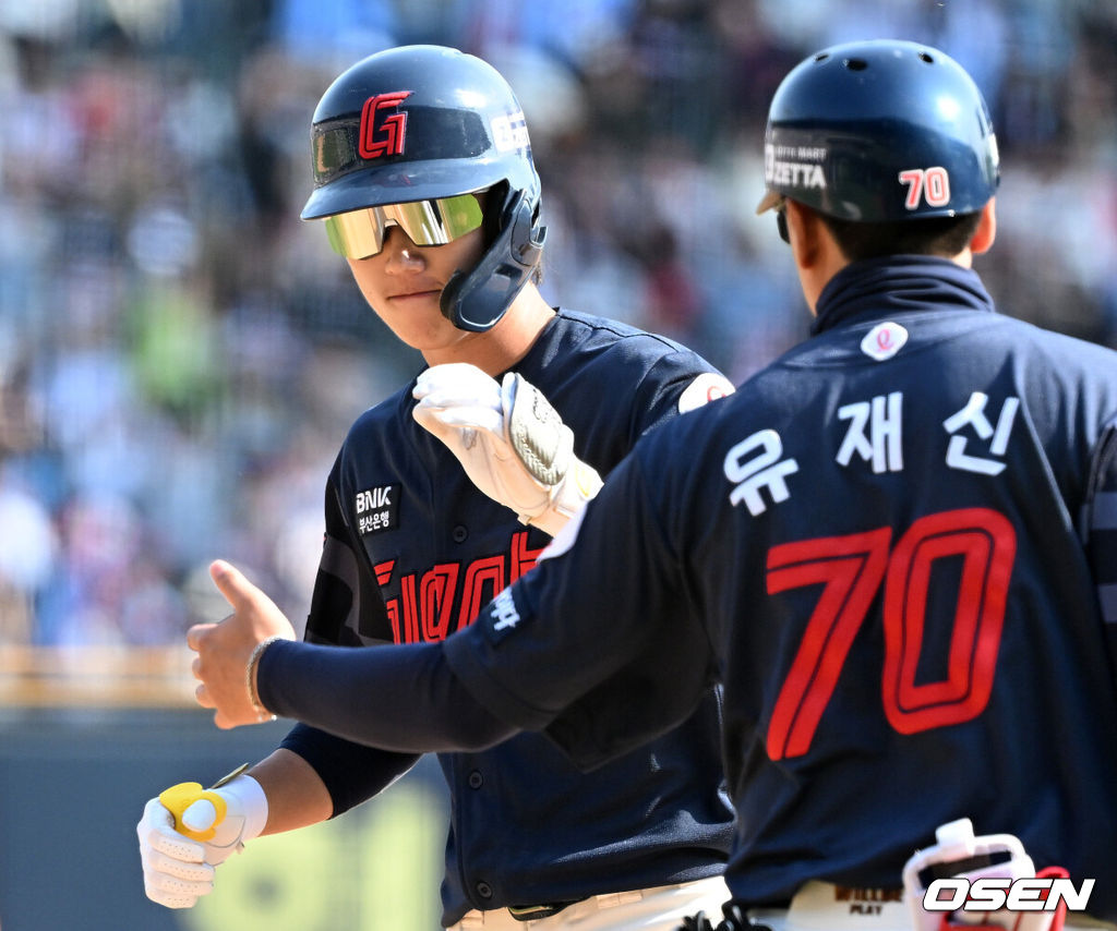26일 오후 서울 잠실야구장에서 2025 신한 SOL Bank KBO리그 두산 베어스와 롯데 자이언츠의 경기가 열렸다.두산은 잭로그, 롯데는 나균안을 선발 투수로 내세웠다.7회초 2사 2루에서 롯데 전민재가 좌전 적시타를 치고 유재신 코치와 하이파이브를 하고 있다. 2025.04.26 /sunday@osen.co.kr