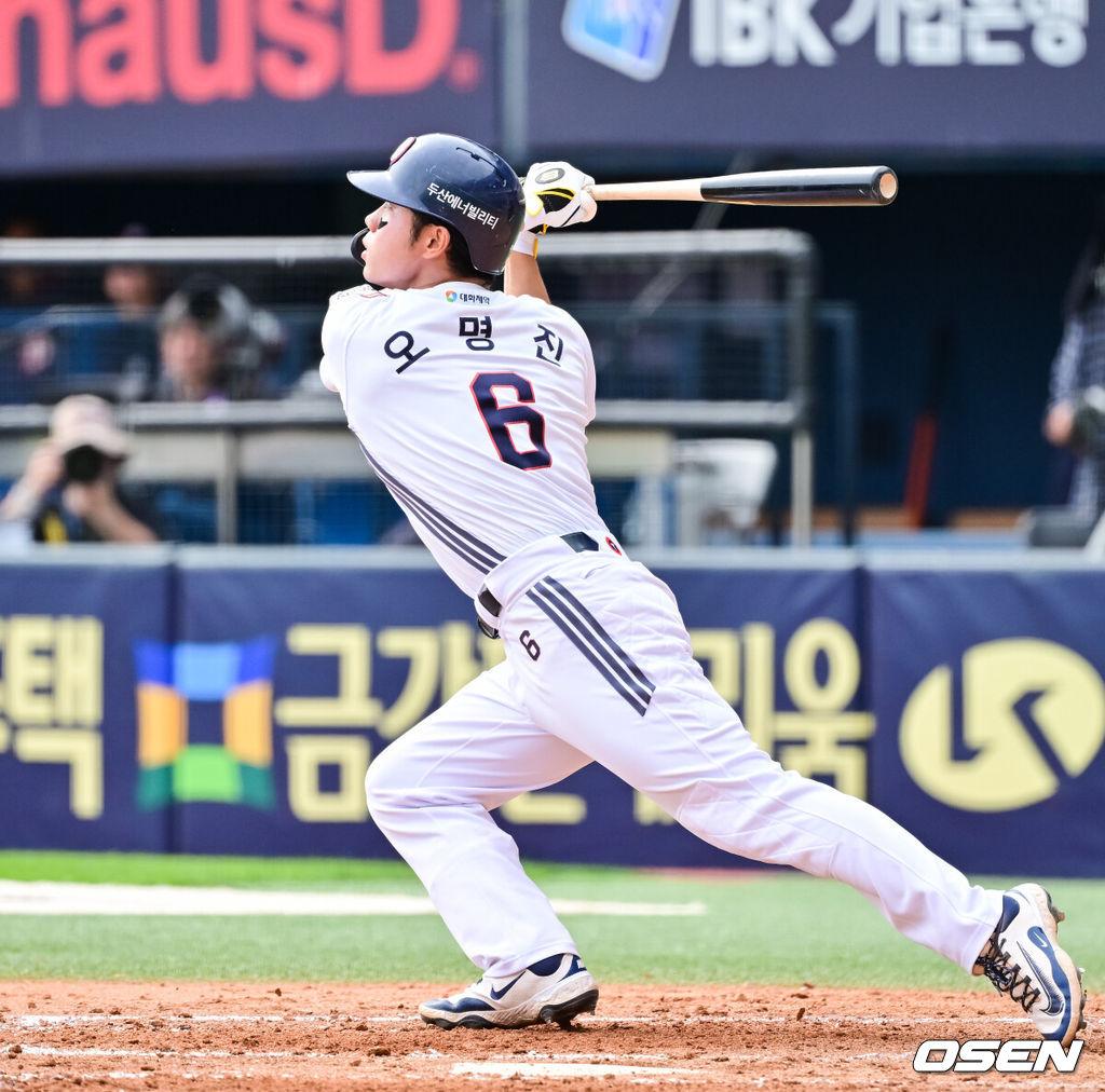 27일 오후 서울 잠실구장에서 ‘2025 신한 SOL BANK KBO리그’ 두산 베어스와 롯데 자이언츠의 경기가 진행됐다.이날 경기에서 두산은 최승용을, 롯데는 박진을 선발투수로 내세웠다.4회말 1사 만루 두산 오명진이 만루홈런을 날리고 있다.    2025.04.27 / soul1014@osen.co.kr