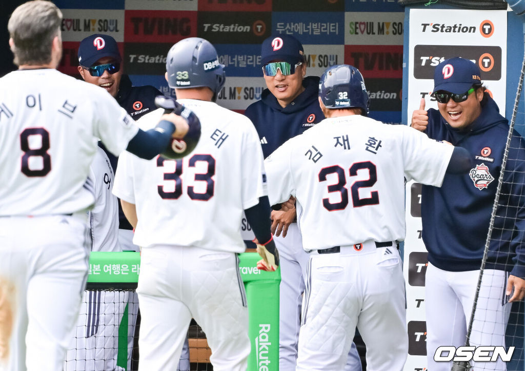 27일 오후 서울 잠실구장에서 ‘2025 신한 SOL BANK KBO리그’ 두산 베어스와 롯데 자이언츠의 경기가 진행됐다.이날 경기에서 두산은 최승용을, 롯데는 박진을 선발투수로 내세웠다.4회말 두산 이승엽 감독이 오명진의 선취 만루홈런때 미소 짓고 있다. 2025.04.27 / soul1014@osen.co.kr