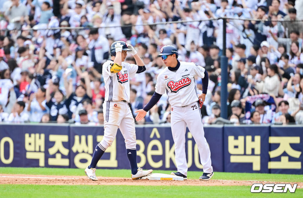 27일 오후 서울 잠실구장에서 ‘2025 신한 SOL BANK KBO리그’ 두산 베어스와 롯데 자이언츠의 경기가 진행됐다.이날 경기에서 두산은 최승용을, 롯데는 박진을 선발투수로 내세웠다.4회말 2사 2루 두산 정수빈이 안타를 날린뒤 세리머니를 하고 있다. 2025.04.27 / soul1014@osen.co.kr