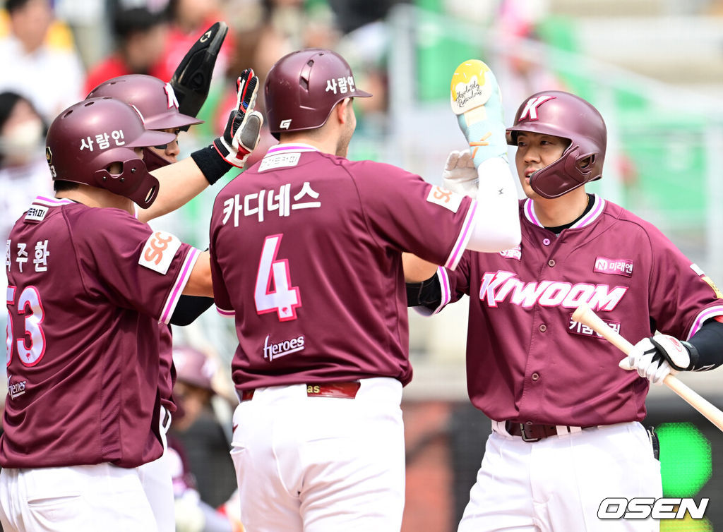 27일 인천 미추홀구 SSG랜더스필드에서 '2025 신한 SOL Bank KBO리그' SSG 랜더스와 키움 히어로즈의 경기가 열렸다. 홈팀 SSG는 김광현, 키움은 하영민을 선발로 내세웠다. 3회초 2사 만루 키움 오선진이 선취 만루 홈런을 날린 뒤 홈에서 동료 선수들과 기쁨을 나누고 있다. 2025.04.27 / ksl0919@osen.co.kr