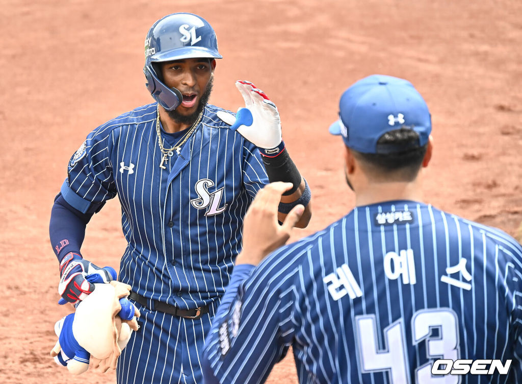 27일 대구삼성라이온즈파크에서 2025 신한 SOL 뱅크 KBO 리그 삼성 라이온즈와 NC 다이노스의 경기가 열렸다. 홈팀 삼성은 레예스가, 방문팀 NC는 신민혁이 선발 출전했다. 삼성 라이온즈 디아즈가 1회말 1사 우월 솔로 홈런을 치고 하이파이브를 하고 있다. 2025.04.27 / foto0307@osen.co.kr