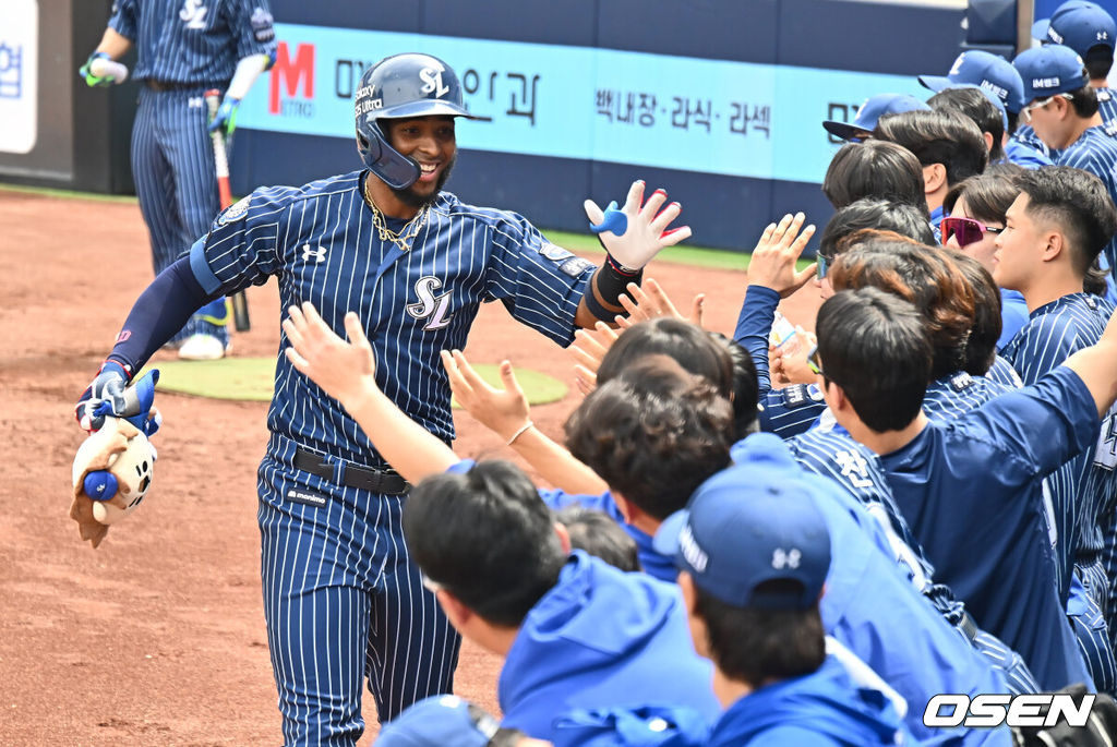27일 대구삼성라이온즈파크에서 2025 신한 SOL 뱅크 KBO 리그 삼성 라이온즈와 NC 다이노스의 경기가 열렸다. 홈팀 삼성은 레예스가, 방문팀 NC는 신민혁이 선발 출전했다. 삼성 라이온즈 디아즈가 1회말 1사 우월 솔로 홈런을 치고 하이파이브를 하고 있다. 2025.04.27 / foto0307@osen.co.kr