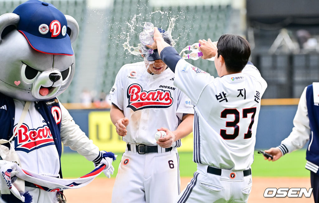 두산 이승엽호가 ‘시범경기 타격왕’ 오명진의 결승 만루홈런에 힘입어 연패를 끊어냈다. 프로야구 두산 베어스는 27일 서울 잠실구장에서 열린 2025 신한 SOL뱅크 KBO리그 롯데 자이언츠와의 시즌 6차전에서 13-4 대승을 거뒀다.경기종료 후 두산 오명진이 박지훈의 축하 물세례를 받고 있다.     .2025.04.27 / soul1014@osen.co.kr