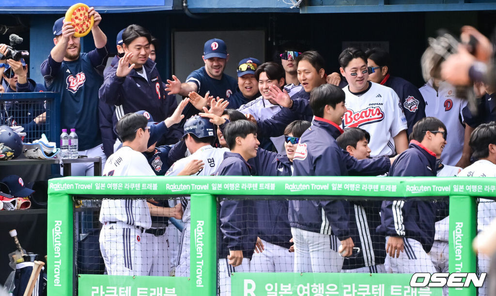 27일 오후 서울 잠실구장에서 ‘2025 신한 SOL BANK KBO리그’ 두산 베어스와 롯데 자이언츠의 경기가 진행됐다.이날 경기에서 두산은 최승용을, 롯데는 박진을 선발투수로 내세웠다.4회말 두산 오명진이 선취 만루홈런을 날린뒤 동료들의 축하를 받고 있다. 2025.04.27 /
