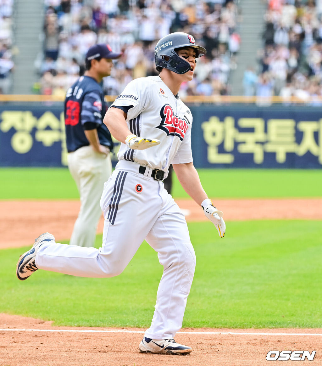 27일 오후 서울 잠실구장에서 ‘2025 신한 SOL BANK KBO리그’ 두산 베어스와 롯데 자이언츠의 경기가 진행됐다.이날 경기에서 두산은 최승용을, 롯데는 박진을 선발투수로 내세웠다.4회말 1사 만루 두산 오명진이 베이스를 돌며 환호하고 있다.    2025.04.27 / soul1014@osen.co.kr