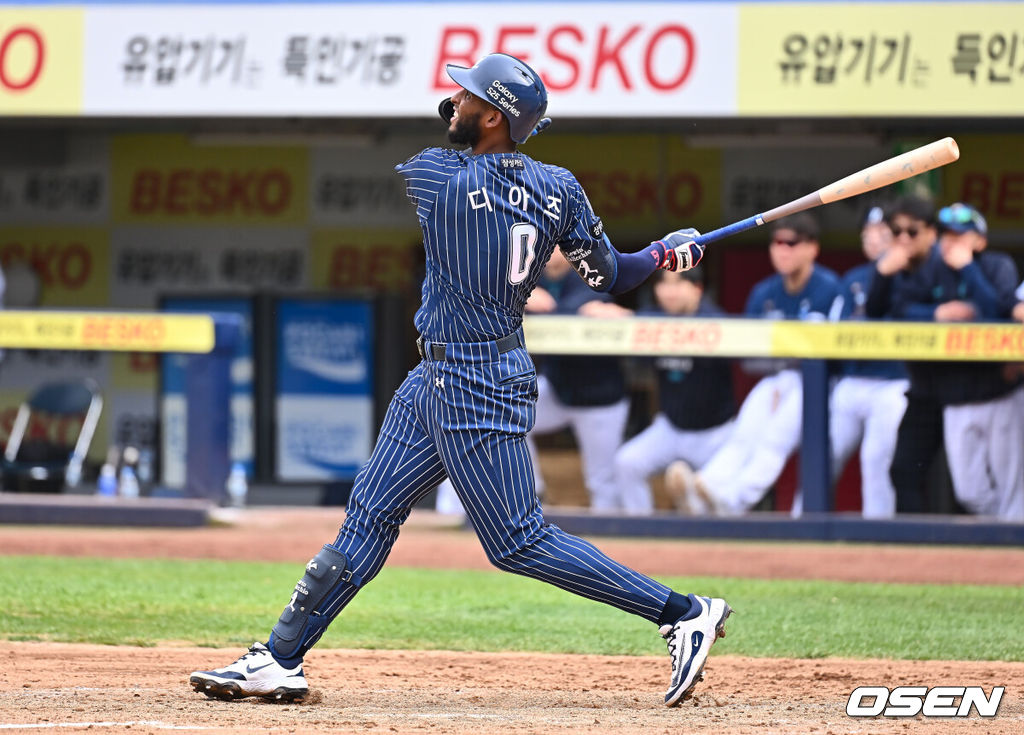 27일 대구삼성라이온즈파크에서 2025 신한 SOL 뱅크 KBO 리그 삼성 라이온즈와 NC 다이노스의 경기가 열렸다. 홈팀 삼성은 레예스가, 방문팀 NC는 신민혁이 선발 출전했다. 삼성 라이온즈 디아즈가 5회말 1사 우월 솔로 홈런을 치고 있다. 2025.04.27 / foto0307@osen.co.kr