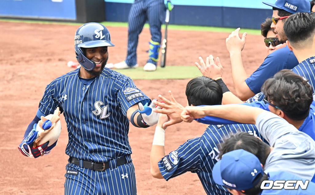 27일 대구삼성라이온즈파크에서 2025 신한 SOL 뱅크 KBO 리그 삼성 라이온즈와 NC 다이노스의 경기가 열렸다. 홈팀 삼성은 레예스가, 방문팀 NC는 신민혁이 선발 출전했다. 삼성 라이온즈 디아즈가 5회말 1사 우월 솔로 홈런을 치고 하이파이브를 하고 있다. 2025.04.27 / foto0307@osen.co.kr