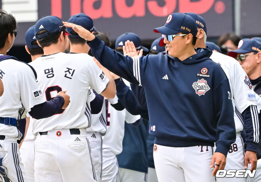 두산 이승엽호가 ‘시범경기 타격왕’ 오명진의 결승 만루홈런에 힘입어 연패를 끊어냈다. 프로야구 두산 베어스는 27일 서울 잠실구장에서 열린 2025 신한 SOL뱅크 KBO리그 롯데 자이언츠와의 시즌 6차전에서 13-4 대승을 거뒀다.경기종료 후 두산 이승엽 감독이 6타점 기록한 오명진과 하이파이브를 하고 있다  2025.04.27 / soul1014@osen.co.kr