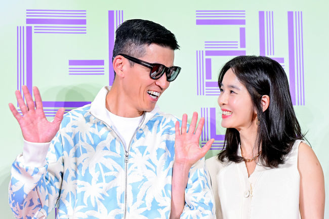 31일 오후 서울 메가박스 코엑스에서 영화 '원더랜드' VIP 시사회가 열렸다.<br /><br />'원더랜드'는 죽은 사람을 인공지능으로 복원하는 영상통화 서비스 ‘원더랜드’를 통해 사랑하는 사람과 다시 만나는 이야기로 6월 5일 전국 극장에서 만날 수 있다.<br /><br />가수 션, 배우 정혜영 부부가 참석해 포즈를 취하고 있다. 2024.05.31 /jpnews@osen.co.kr