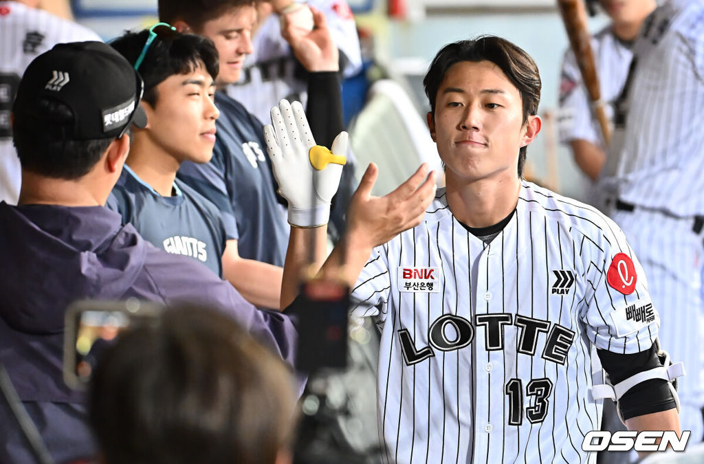 19일 대구삼성라이온즈파크에서 2025 신한 SOL 뱅크 KBO 리그 삼성 라이온즈와 롯데 자이언츠의 경기가 열렸다. 홈팀 삼성은 김대호가, 방문팀 롯데는 김진욱이 선발 출전했다. 롯데 자이언츠 전민재가 4회초 무사 2루 좌중월 2점 홈런을 치고 동료들의 축하를 받고 있다. 2025.04.19 /