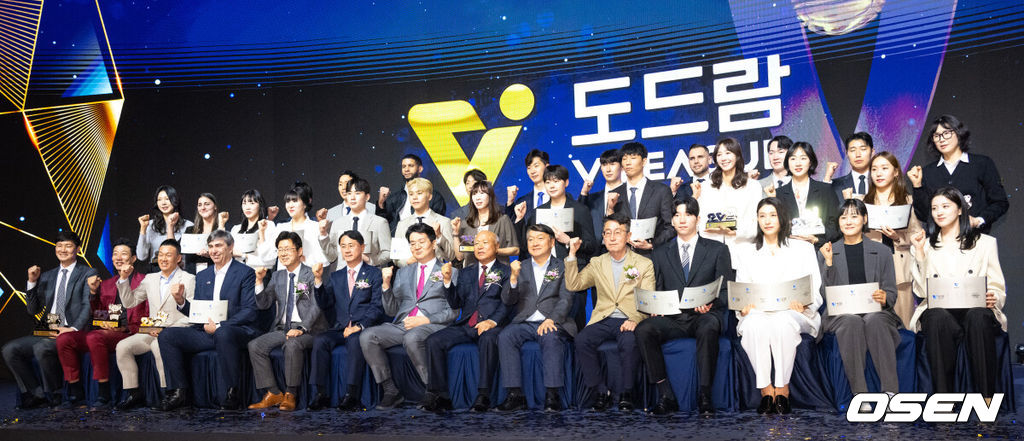 14일 오후 서울 서대문구 스위스그랜드호텔에서 2024-2025 V리그 시상식이 진행됐다.여자부는 마지막을 화려하게 장식한 김연경이 정규리그 MVP를, 남자부는 트레블을 이끈 토종 에이스 허수봉이 MVP를 차지했다. 수상자들이 포즈를 취하고 있다.   2025.04.14 / soul1014@osen.co.kr