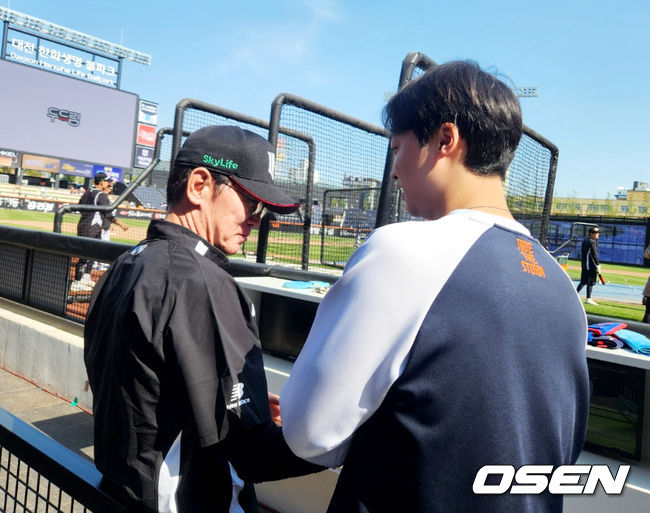 KT 이강철 감독(왼쪽)이 26일 경기 전 인사를 하러온 한화 엄상백과 대화를 나누고 있다. /waw@osen.co.kr