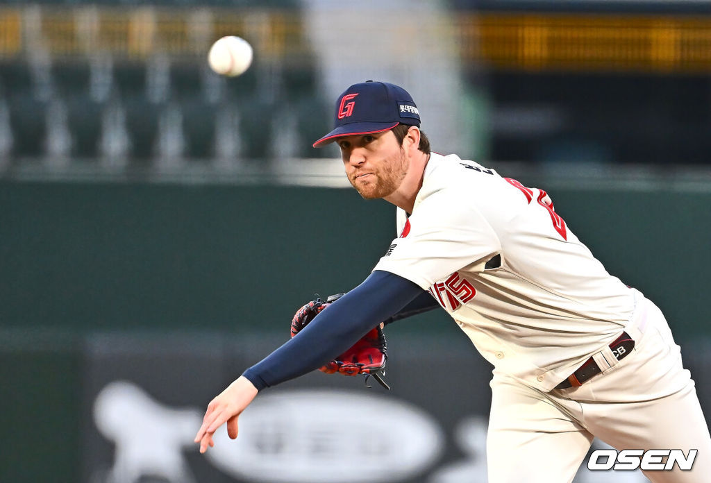 16일 부산 사직야구장에서 2025 신한 SOL 뱅크 KBO 리그 롯데 자이언츠와 키움 히어로즈의 경기가 열렸다. 홈팀 롯데는 반즈, 방문팀 키움은 하영민이 선발 출전했다.롯데 자이언츠 선발 투수 반즈가 역투하고 있다. 2025.04.16 / foto0307@osen.co.kr