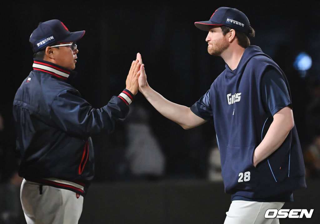 16일 부산 사직야구장에서 2025 신한 SOL 뱅크 KBO 리그 롯데 자이언츠와 키움 히어로즈의 경기가 열렸다. 홈팀 롯데는 반즈, 방문팀 키움은 하영민이 선발 출전했다.롯데 자이언츠 김태형 감독이 키움 히어로즈에 6-4로 승리, 위닝시리즈를 만들고 반즈와 하이파이브를 하고 있다. 2025.04.16 / foto0307@osen.co.kr