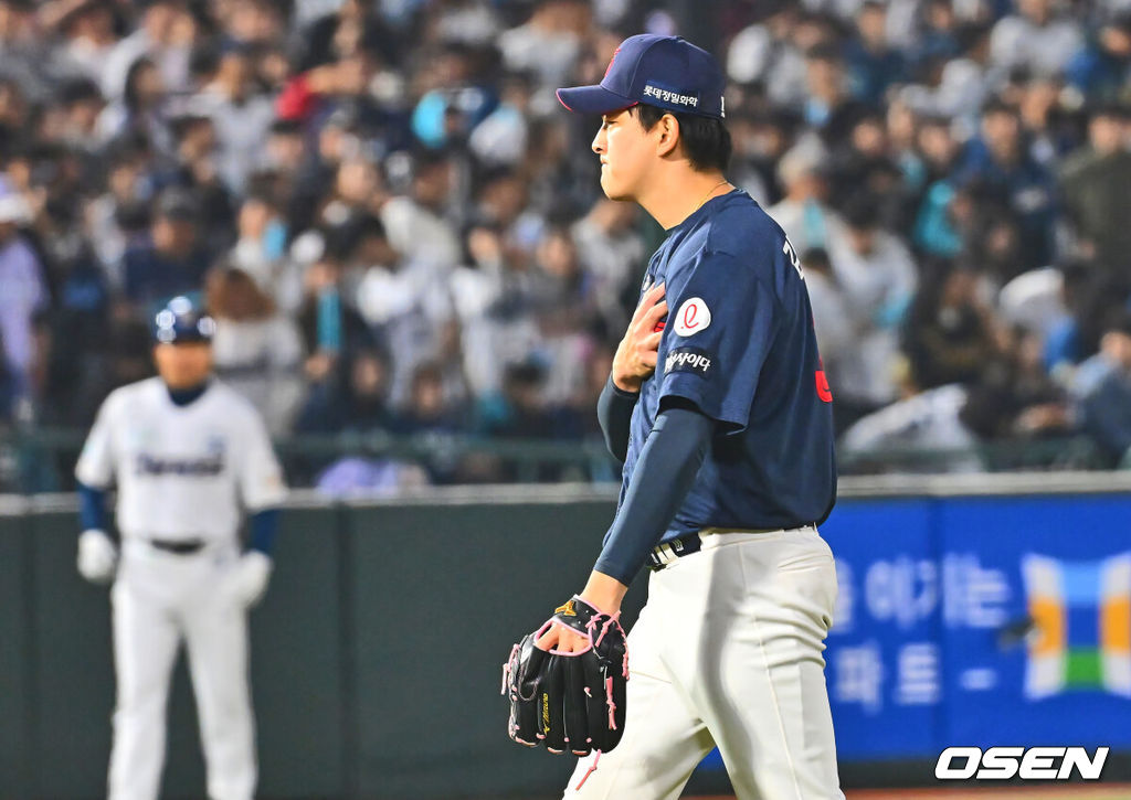 11일 부산 사직야구장에서 2025 신한 SOL 뱅크 KBO 리그 롯데 자이언츠와 NC 다이노스의 경기가 열린다. 주말 3연전 동안 NC 다이노스가 창원NC파크 대신 사직야구장을 홈구장으로 사용한다. 홈팀 NC는 김태경, 방문팀 롯데는 박세웅이 선발 출전 했다.롯데 자이언츠 김원중이 NC 다이노스에 7-5로 승리한 후 가슴에 손을 얹고 기뻐하고 있다. 2025.04.11 / foto0307@osen.co.kr