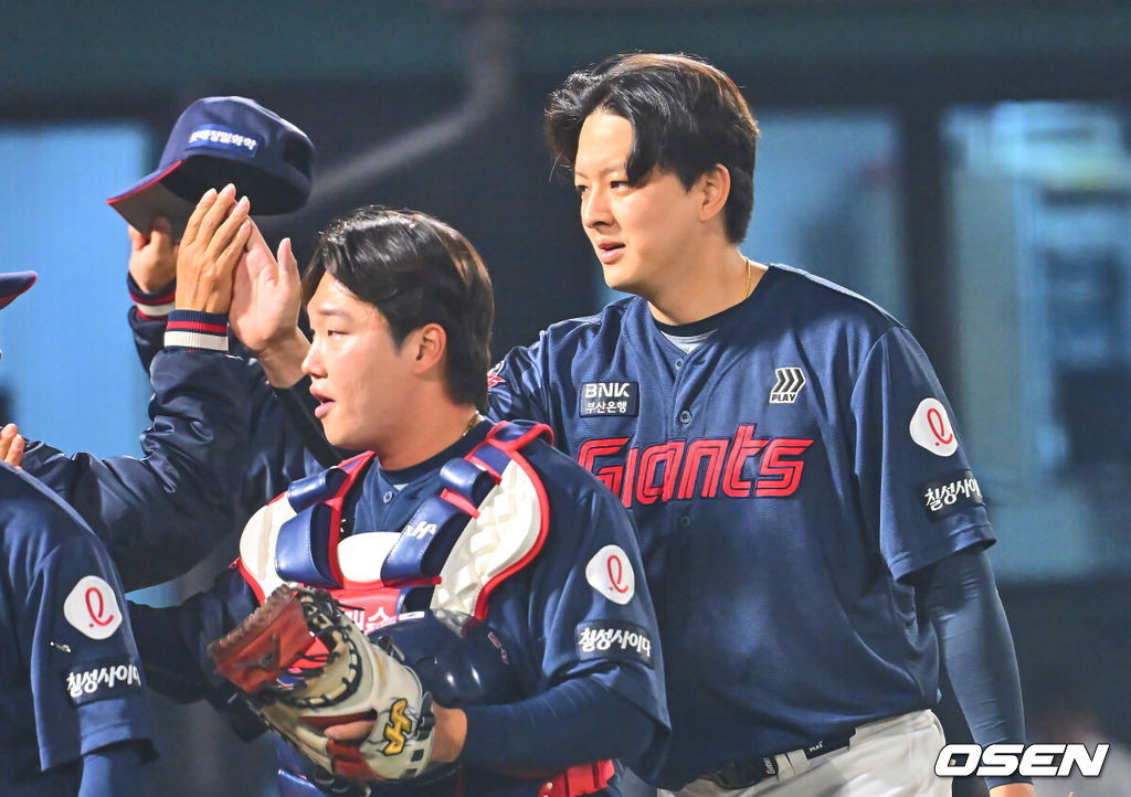 11일 부산 사직야구장에서 2025 신한 SOL 뱅크 KBO 리그 롯데 자이언츠와 NC 다이노스의 경기가 열린다. 주말 3연전 동안 NC 다이노스가 창원NC파크 대신 사직야구장을 홈구장으로 사용한다. 홈팀 NC는 김태경, 방문팀 롯데는 박세웅이 선발 출전 했다.롯데 자이언츠 김원중이 NC 다이노스에 7-5로 승리한 후 하이파이브를 하고 있다. 2025.04.11 /