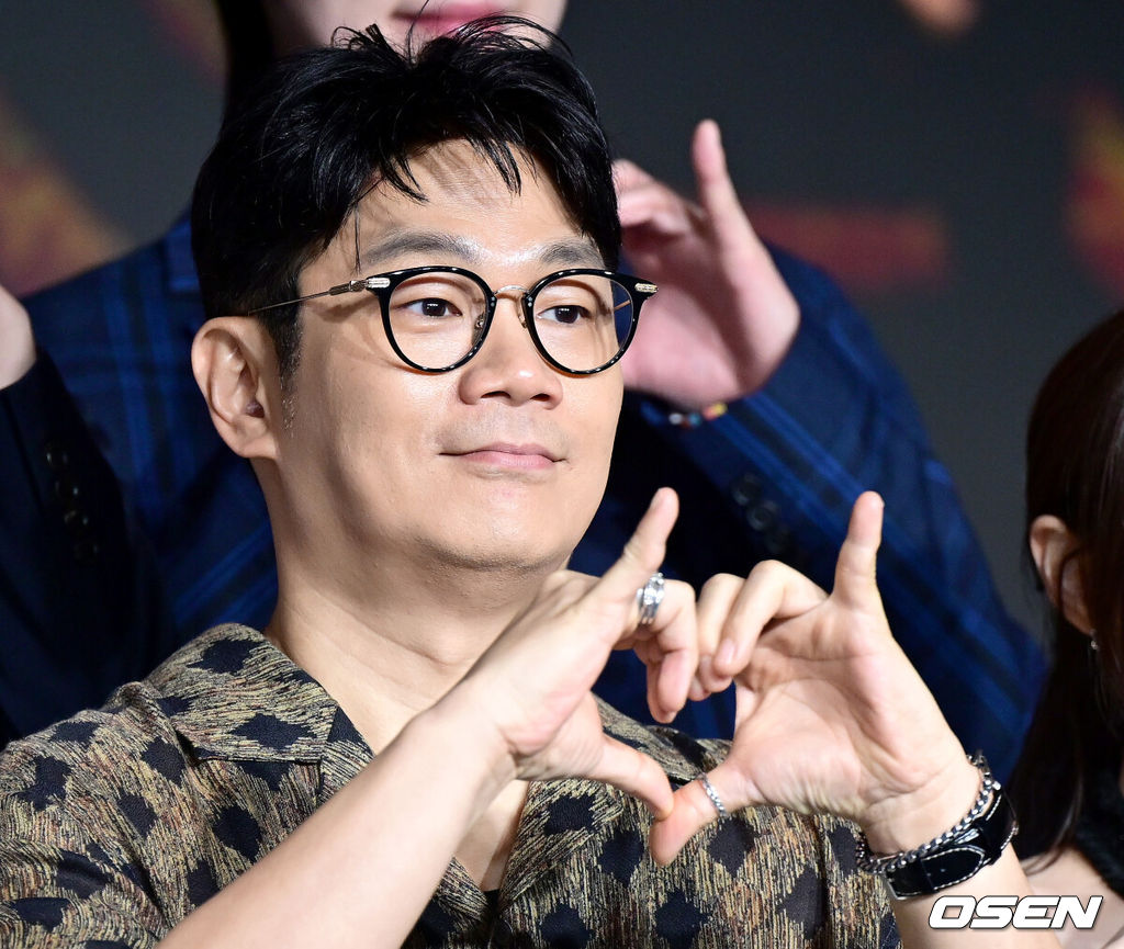 29일 오전 서울 마포동 호텔나루 엠갤러리에서 넷플릭스 ‘데블스 플랜: 데스룸’ 제작발표회가 열렸다. ‘데블스 플랜: 데스룸’은 다양한 직업군의 플레이어가 7일간 합숙하며 최고의 브레인을 가리는 두뇌 서바이벌 게임이다.정종연 PD가 포토타임을 하고 있다. 2025.04.29 / dreamer@osen.co.kr