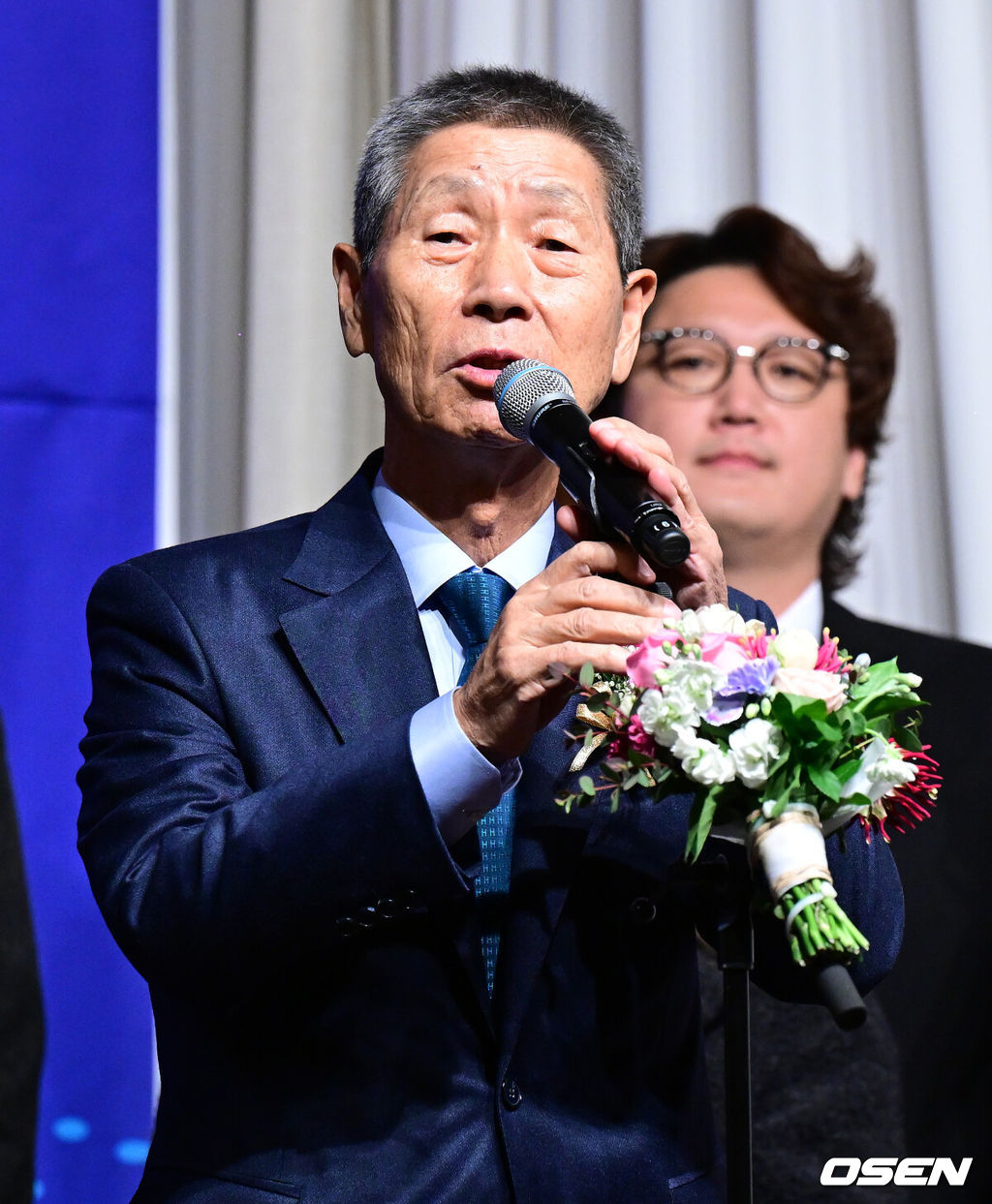 8일 오전 서울 청담동 리베라호텔에서 2023 뉴트리디데이 일구상 시상식이 열렸다.JTBC ‘최강야구’팀이 일구대상을 수상하며 김성근 감독이 소감을 말하고 있다. 2023.12.08 / jpnews.osen.co.kr