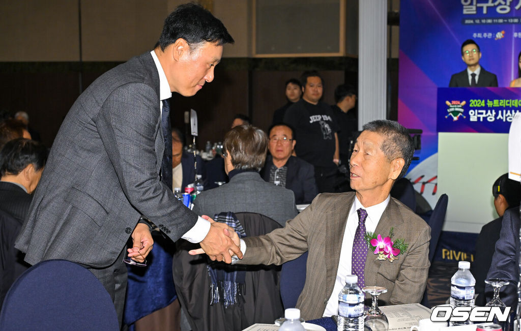 10일 오전 서울 청담동 리베라호텔에서 2024 뉴트리디데이 일구상 시상식이 진행됐다.이날 시상식은 2024시즌 KBO리그를 지배했던 김도영(KIA 타이거즈)과 공동 다승왕 원태인(삼성 라이온즈)이 2024 뉴트리디데이 일구상 최고 타자와 최고 투수 부문 수상자로 선정됐다. 이승엽 감독과 김성근 전 감독이 인사를 하고 있다. 2024.12.10 / soul1014@osen.co.kr