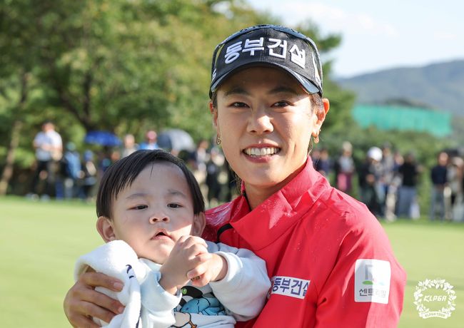 박주영이 대보 hausD 오픈 우승 이후 아들 하율이와 찍은 기념 사진. 