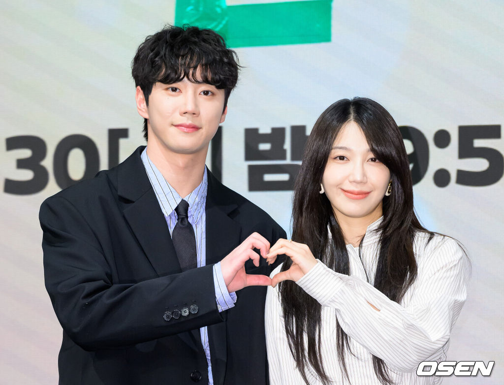 29일 오후 서울 구로구 더세인트에서 KBS 2TV 새 수목드라마 ‘24시 헬스클럽’ 제작발표회가 열렸다.‘24시 헬스클럽’은 근성이 넘치는 헬치광이 관장 도현중이 근심이 과다한 헬린이 회원들의 인생을 파격 교정하며 펼쳐지는 두근두근 근(筋)성장 코맨스(코믹 로맨스)다.배우 이준영과 정은지가 포토타임을 가지고 있다. 2025.04.29 /sunday@osen.co.kr