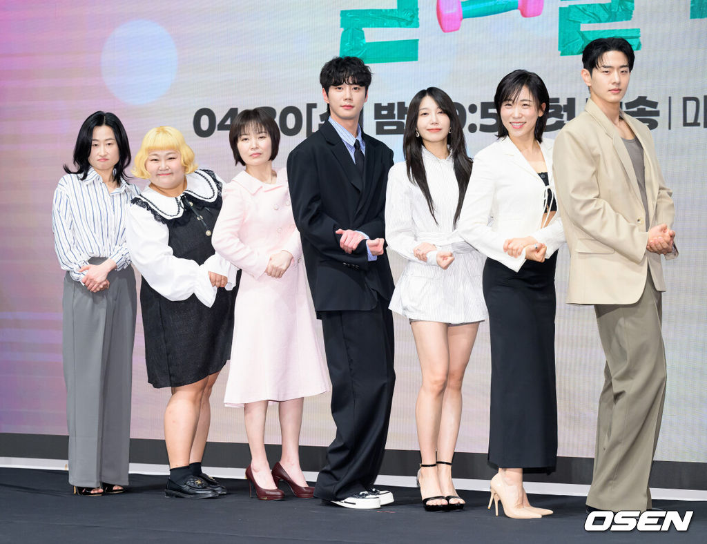 29일 오후 서울 구로구 더세인트에서 KBS 2TV 새 수목드라마 ‘24시 헬스클럽’ 제작발표회가 열렸다.‘24시 헬스클럽’은 근성이 넘치는 헬치광이 관장 도현중이 근심이 과다한 헬린이 회원들의 인생을 파격 교정하며 펼쳐지는 두근두근 근(筋)성장 코맨스(코믹 로맨스)다.배우 이지혜, 홍윤화, 박성연, 이준영, 정은지, 이미도, 이승우가 포토타임을 가지고 있다. 2025.04.29 /sunday@osen.co.kr