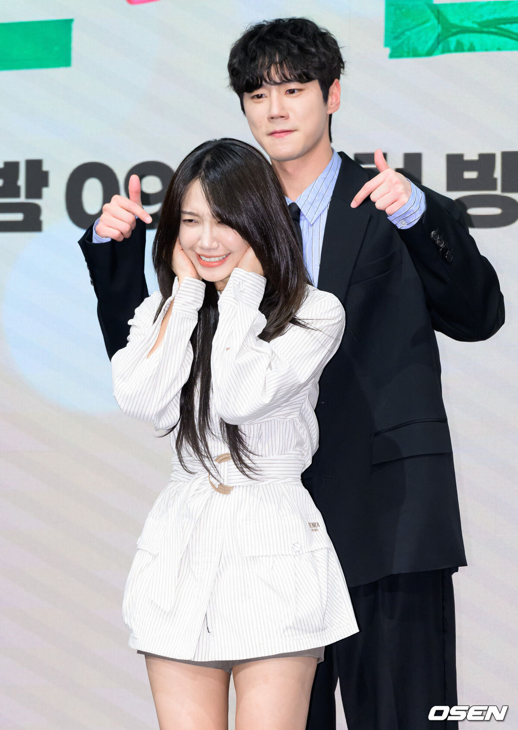 29일 오후 서울 구로구 더세인트에서 KBS 2TV 새 수목드라마 ‘24시 헬스클럽’ 제작발표회가 열렸다.‘24시 헬스클럽’은 근성이 넘치는 헬치광이 관장 도현중이 근심이 과다한 헬린이 회원들의 인생을 파격 교정하며 펼쳐지는 두근두근 근(筋)성장 코맨스(코믹 로맨스)다.배우 이준영과 정은지가 포토타임을 가지고 있다. 2025.04.29 /sunday@osen.co.kr