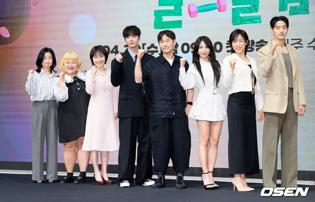 29일 오후 서울 구로구 더세인트에서 KBS 2TV 새 수목드라마 ‘24시 헬스클럽’ 제작발표회가 열렸다.‘24시 헬스클럽’은 근성이 넘치는 헬치광이 관장 도현중이 근심이 과다한 헬린이 회원들의 인생을 파격 교정하며 펼쳐지는 두근두근 근(筋)성장 코맨스(코믹 로맨스)다.배우 이지혜, 홍윤화, 박성연, 이준영, 박준수 감독, 정은지, 이미도, 이승우가 포토타임을 가지고 있다. 2025.04.29 /sunday@osen.co.kr
