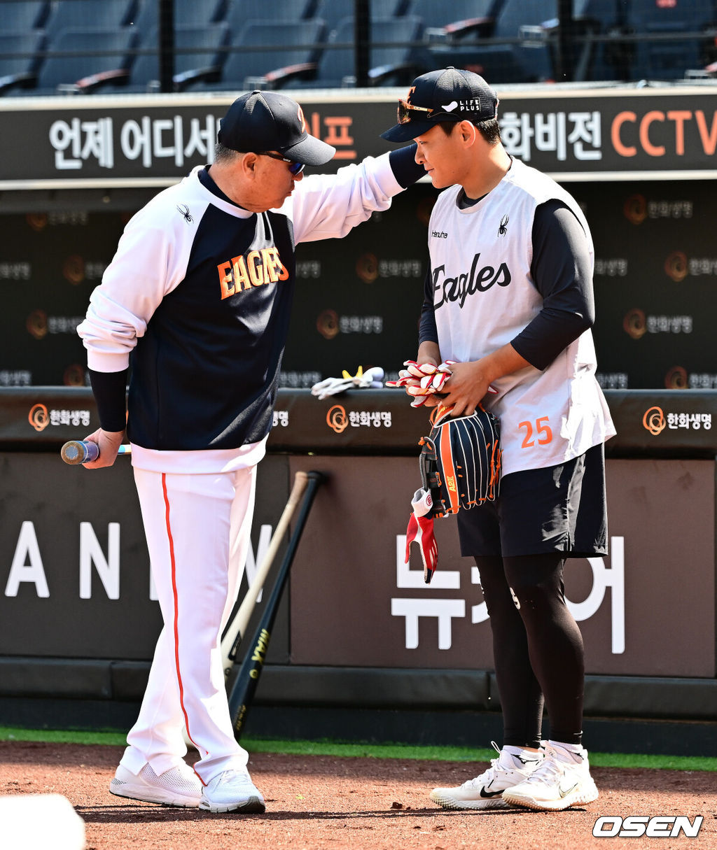 29일 대전 한화생명볼파크에서 2025 신한 SOL Bank KBO리그 한화 이글스와 LG 트윈스의 경기가 열렸다.이날 한화는 우완 라이언 와이스, LG는 좌완 송승기가 선발로 나섰다. 경기에 앞서 한화 김경문 감독과 김태연이 이야기를 나누고 있다. 2025.04.29 /jpnews@osen.co.kr